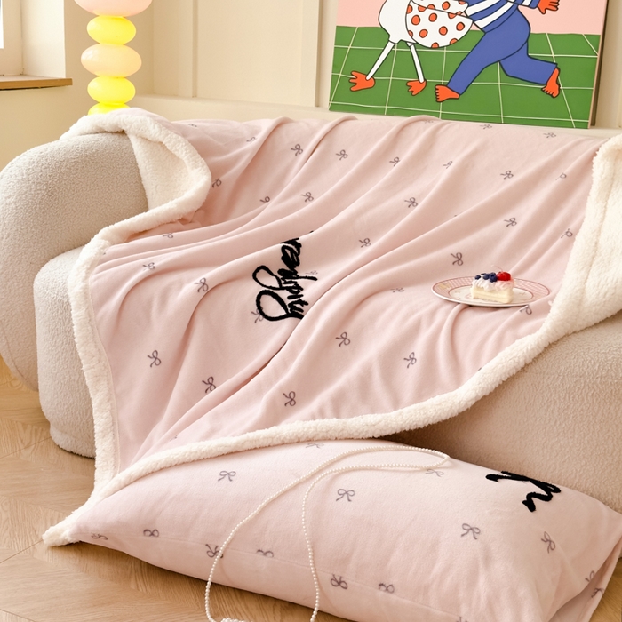 91家纺网 家纺一手货源 找家纺 布柔 2025新款高克重加厚印花毛巾刺绣牛奶绒羊羔绒盖毯双层毛毯午休毯卡通多功能沙发毯子 甜心粉盖毯