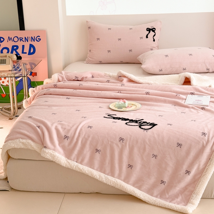 91家纺网 家纺一手货源 找家纺 布柔 2025新款高克重加厚印花毛巾刺绣牛奶绒羊羔绒盖毯双层毛毯午休毯卡通多功能沙发毯子 甜心粉盖毯