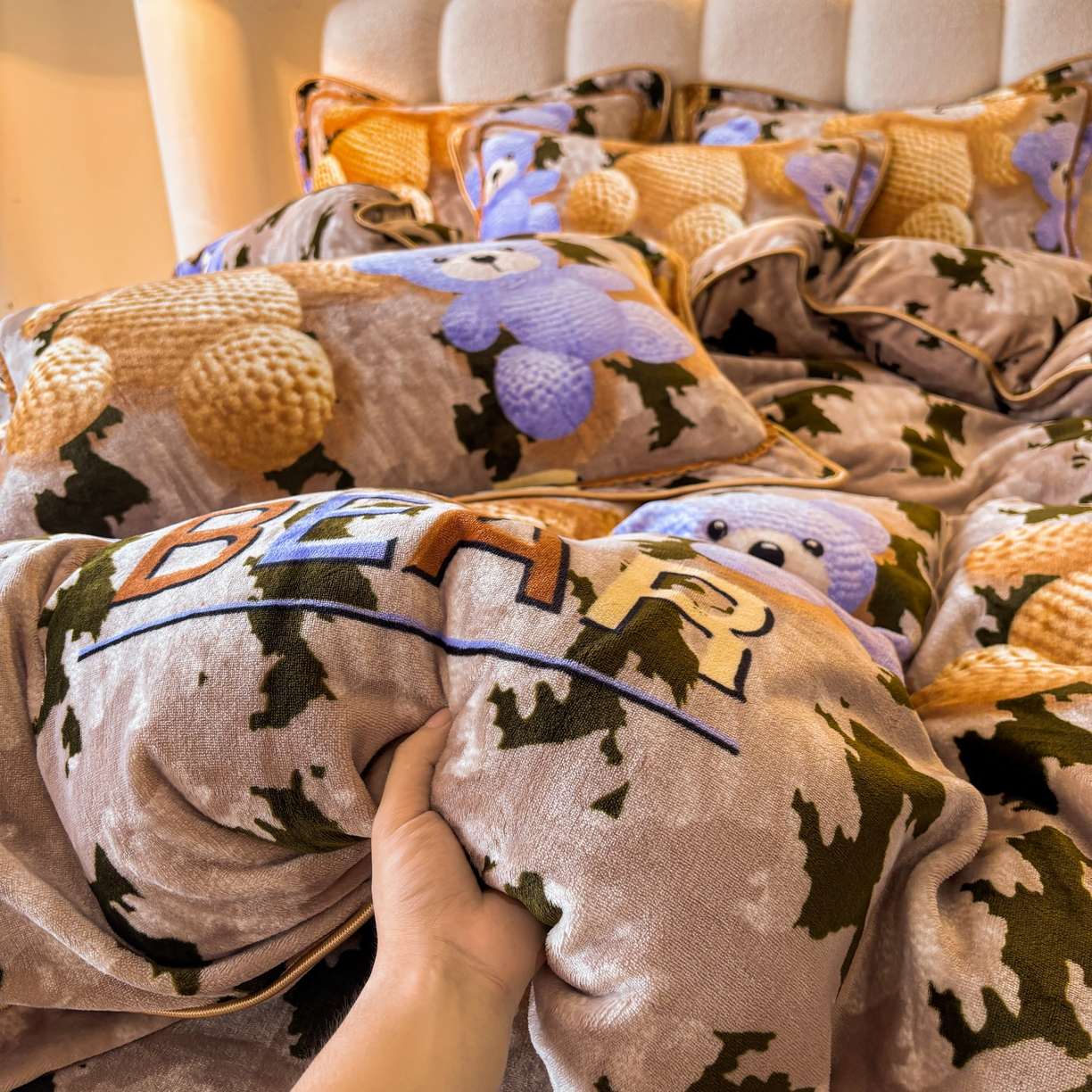 91家纺网 家纺一手货源 找家纺 新8.5-9.5斤法莱绒四件套珊瑚牛奶金貂绒四件套床裙 布偶熊