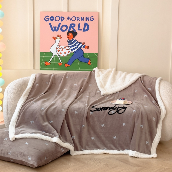 91家纺网 家纺一手货源 找家纺 布柔 2025新款高克重加厚印花毛巾刺绣牛奶绒羊羔绒盖毯双层毛毯午休毯卡通多功能沙发毯子 甜心咖盖毯