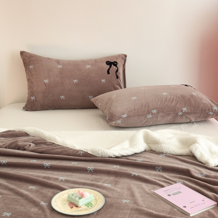 91家纺网 家纺一手货源 找家纺 布柔 2025新款高克重加厚印花毛巾刺绣牛奶绒羊羔绒盖毯双层毛毯午休毯卡通多功能沙发毯子 甜心咖盖毯