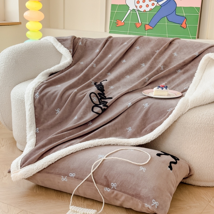 91家纺网 家纺一手货源 找家纺 布柔 2025新款高克重加厚印花毛巾刺绣牛奶绒羊羔绒盖毯双层毛毯午休毯卡通多功能沙发毯子 甜心咖盖毯