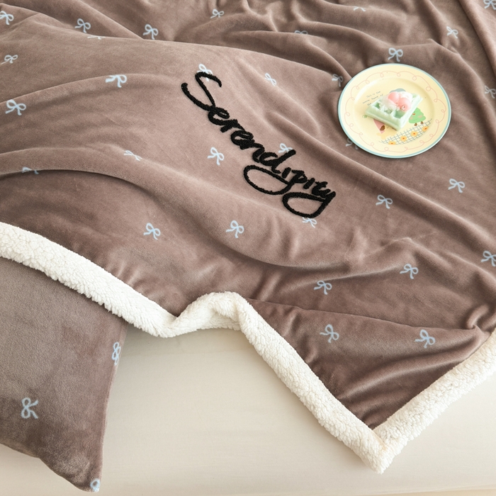 91家纺网 家纺一手货源 找家纺 布柔 2025新款高克重加厚印花毛巾刺绣牛奶绒羊羔绒盖毯双层毛毯午休毯卡通多功能沙发毯子 甜心咖盖毯