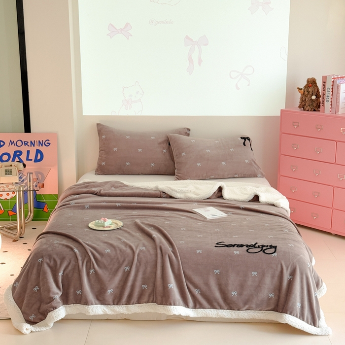 91家纺网 家纺一手货源 找家纺 布柔 2025新款高克重加厚印花毛巾刺绣牛奶绒羊羔绒盖毯双层毛毯午休毯卡通多功能沙发毯子 甜心咖盖毯