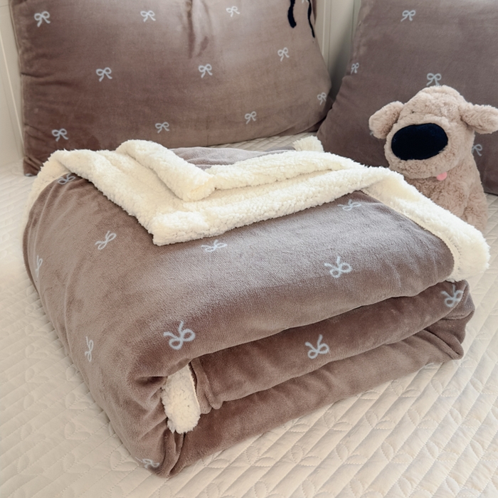 91家纺网 家纺一手货源 找家纺 布柔 2025新款高克重加厚印花毛巾刺绣牛奶绒羊羔绒盖毯双层毛毯午休毯卡通多功能沙发毯子 甜心咖盖毯