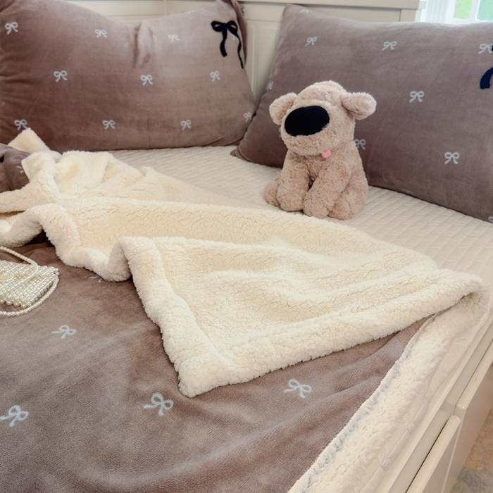 91家纺网 家纺一手货源 找家纺 布柔 2025新款高克重加厚印花毛巾刺绣牛奶绒羊羔绒盖毯双层毛毯午休毯卡通多功能沙发毯子 甜心咖盖毯
