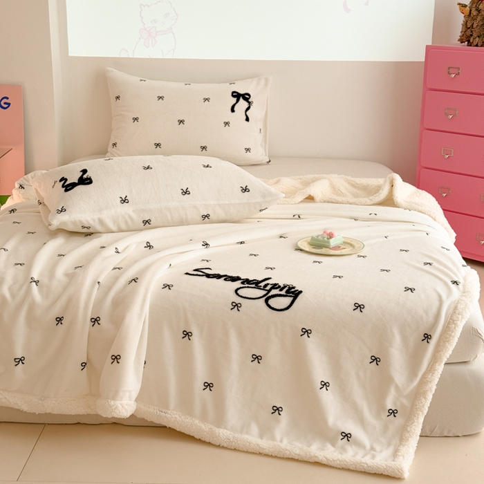 91家纺网 家纺一手货源 找家纺 布柔 2025新款高克重加厚印花毛巾刺绣牛奶绒羊羔绒盖毯双层毛毯午休毯卡通多功能沙发毯子 甜心米盖毯