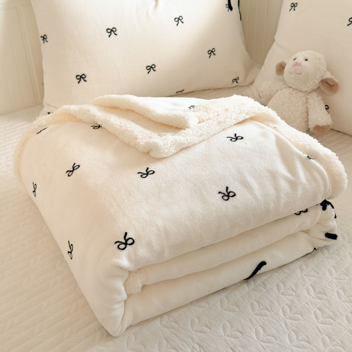 91家纺网 家纺一手货源 找家纺 布柔 2025新款高克重加厚印花毛巾刺绣牛奶绒羊羔绒盖毯双层毛毯午休毯卡通多功能沙发毯子 甜心米盖毯