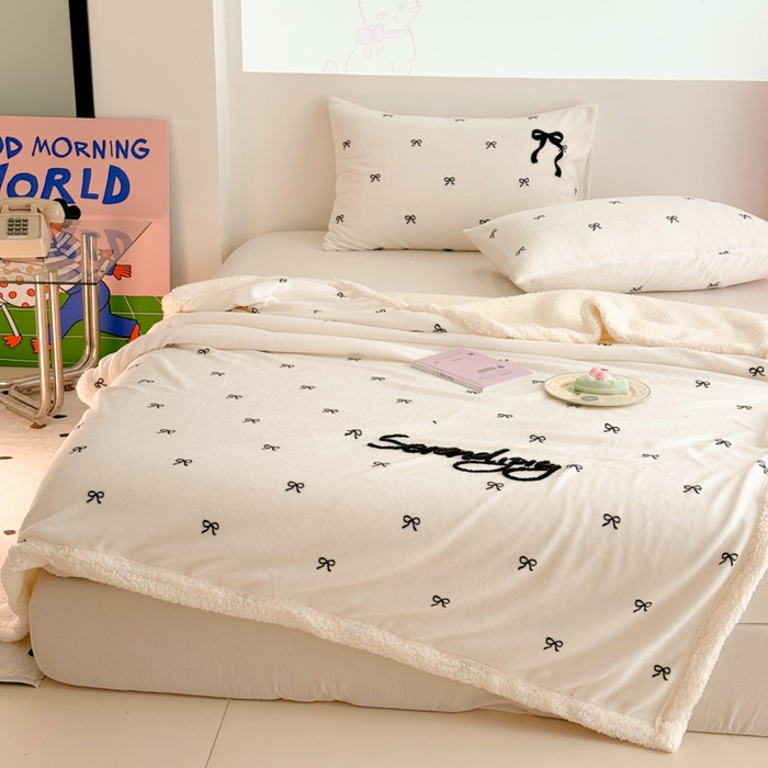 91家纺网 家纺一手货源 找家纺 布柔 2025新款高克重加厚印花毛巾刺绣牛奶绒羊羔绒盖毯双层毛毯午休毯卡通多功能沙发毯子 甜心米盖毯