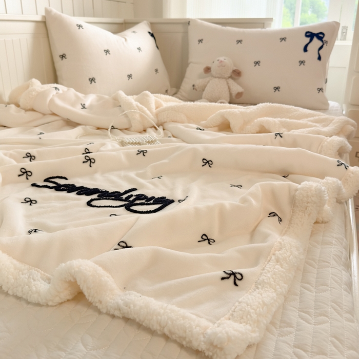 91家纺网 家纺一手货源 找家纺 布柔 2025新款高克重加厚印花毛巾刺绣牛奶绒羊羔绒盖毯双层毛毯午休毯卡通多功能沙发毯子 甜心米盖毯