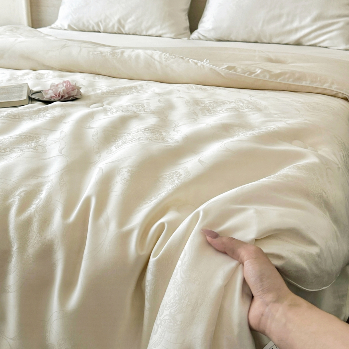 91家纺网 家纺一手货源 找家纺 傲蕾良品 2025新款睡梦森林【高奢养生】蚕丝大豆养生被 典雅白