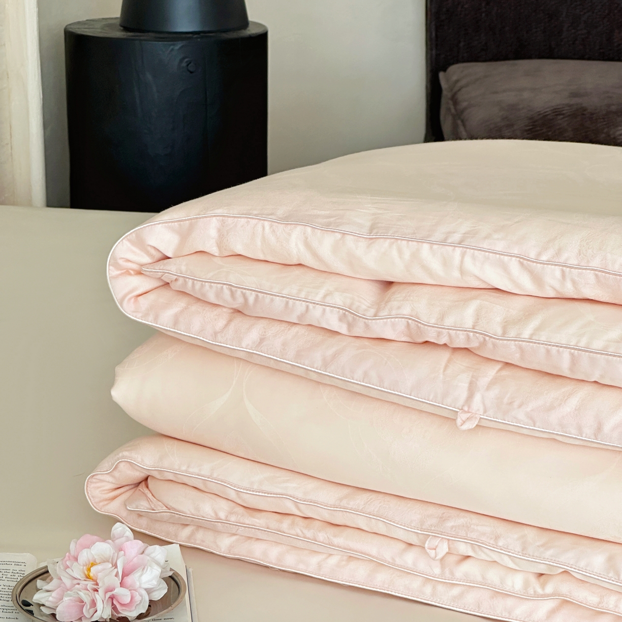 91家纺网 家纺一手货源 找家纺 傲蕾良品 2025新款睡梦森林【高奢养生】蚕丝大豆养生被 藕粉玉