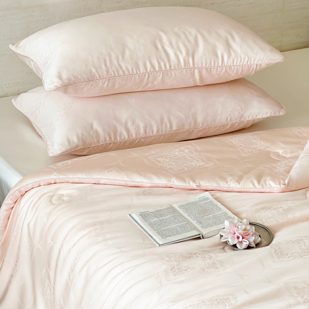 91家纺网 家纺一手货源 找家纺 傲蕾良品 2025新款睡梦森林【高奢养生】蚕丝大豆养生被 藕粉玉