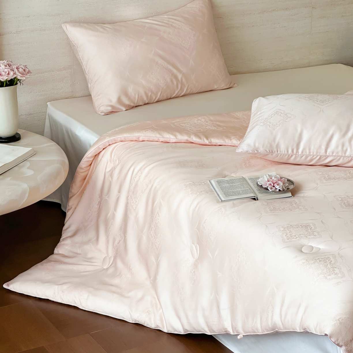 91家纺网 家纺一手货源 找家纺 傲蕾良品 2025新款睡梦森林【高奢养生】蚕丝大豆养生被 藕粉玉