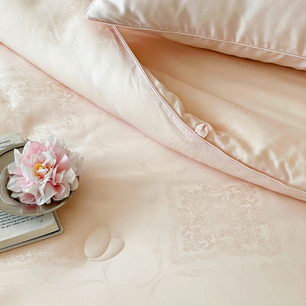 91家纺网 家纺一手货源 找家纺 傲蕾良品 2025新款睡梦森林【高奢养生】蚕丝大豆养生被 藕粉玉