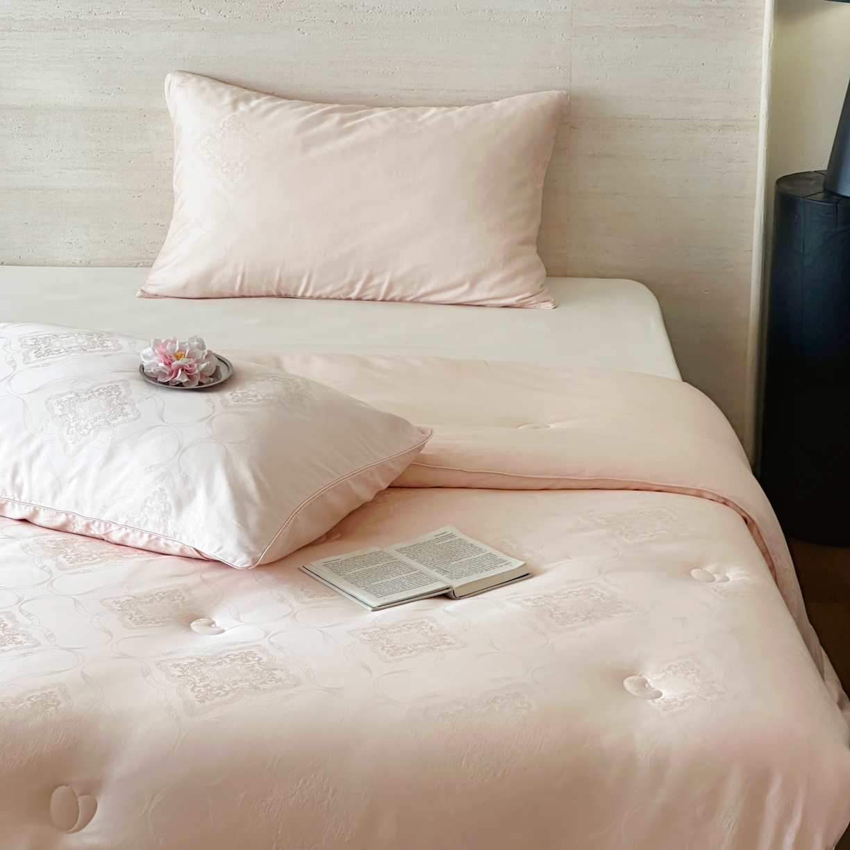 91家纺网 家纺一手货源 找家纺 傲蕾良品 2025新款睡梦森林【高奢养生】蚕丝大豆养生被 藕粉玉