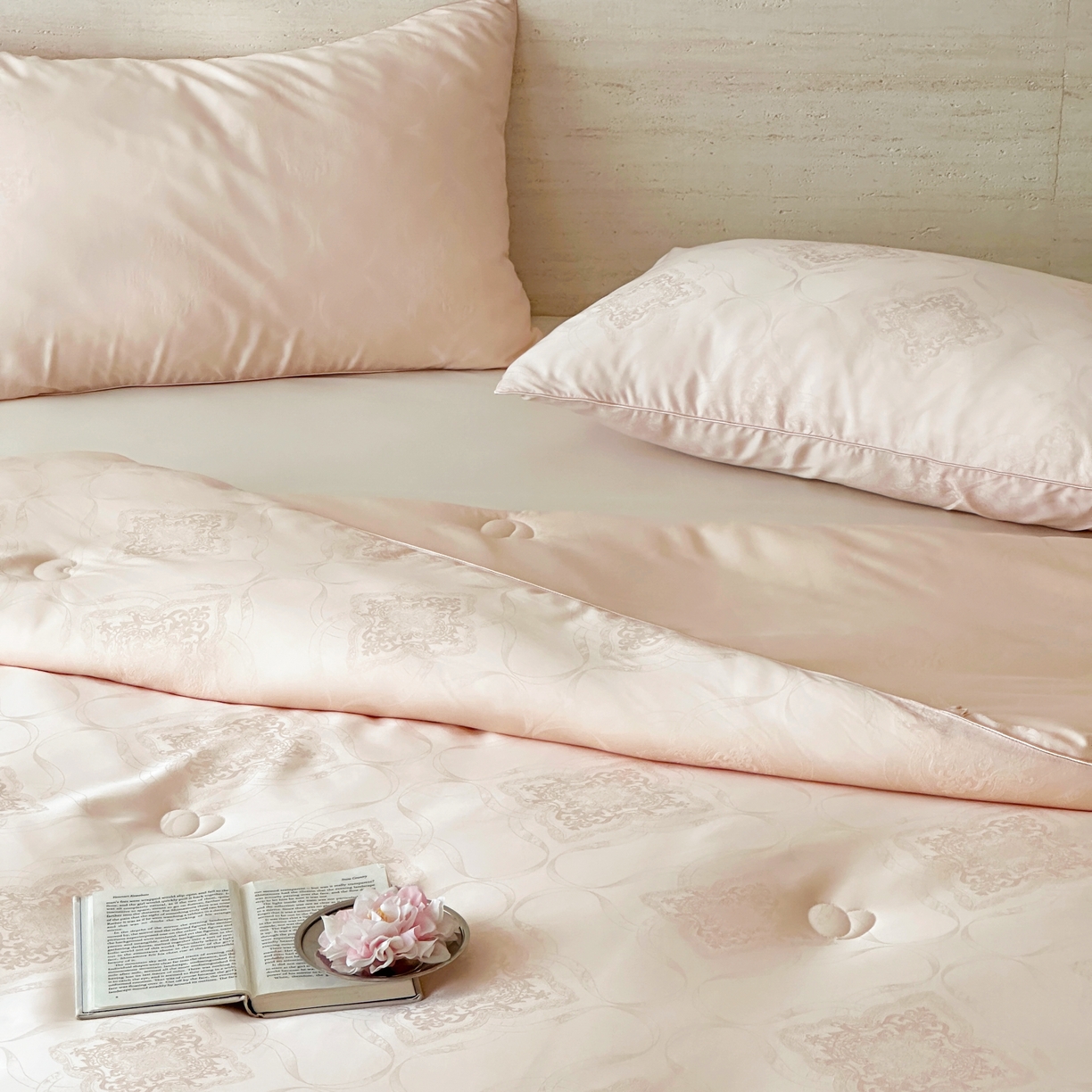 91家纺网 家纺一手货源 找家纺 傲蕾良品 2025新款睡梦森林【高奢养生】蚕丝大豆养生被 藕粉玉