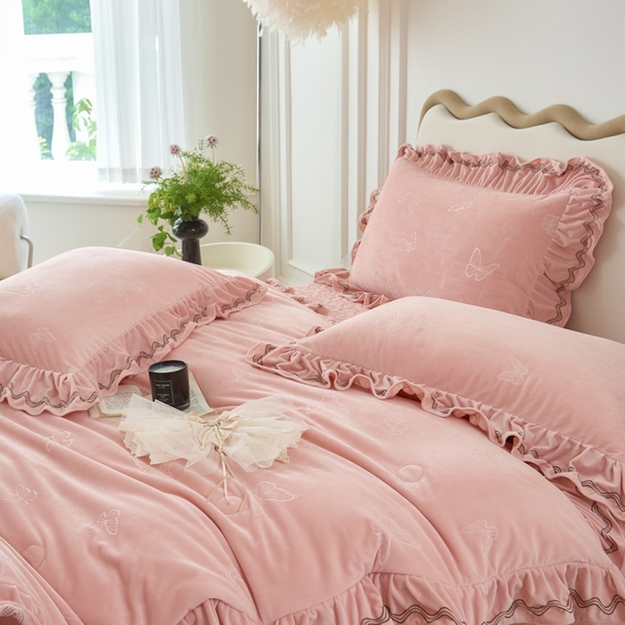 91家纺网 家纺一手货源 找家纺 金绣美居 2025新款婴儿绒多功能床盖款四件套-知音（控价不低于229/239） 知音-新皮粉