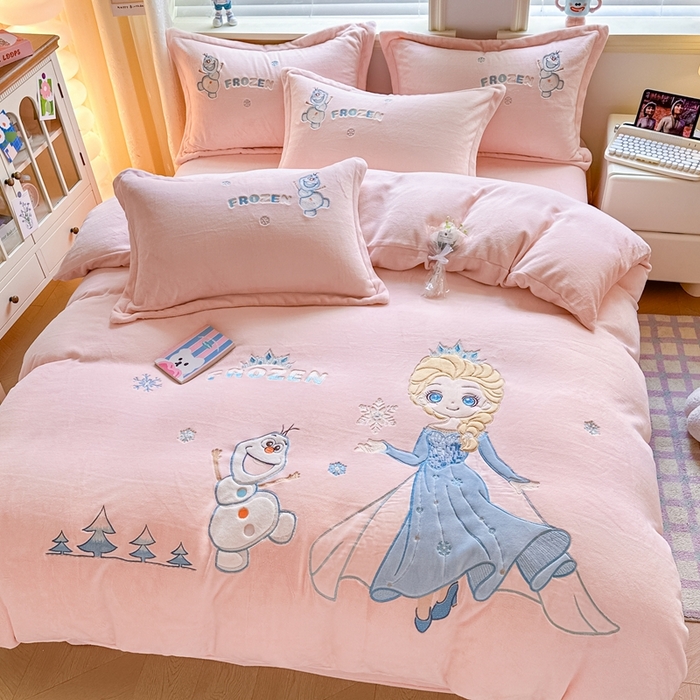 91家纺网 家纺一手货源 找家纺 金绣美居 2025新款卡通贴布绣款牛奶绒四件套-公主 公主粉