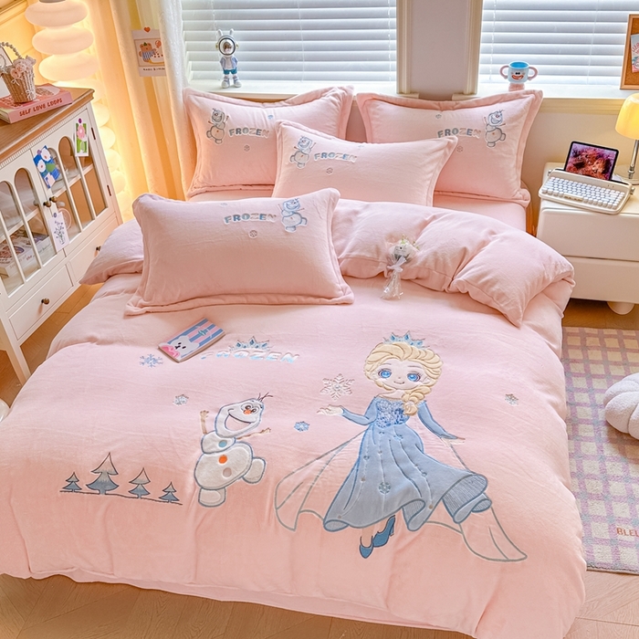 91家纺网 家纺一手货源 找家纺 金绣美居 2025新款卡通贴布绣款牛奶绒四件套-公主 公主粉