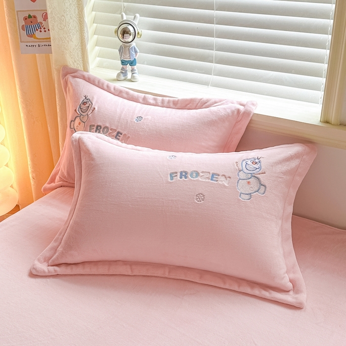 91家纺网 家纺一手货源 找家纺 金绣美居 2025新款卡通贴布绣款牛奶绒四件套-公主 公主粉