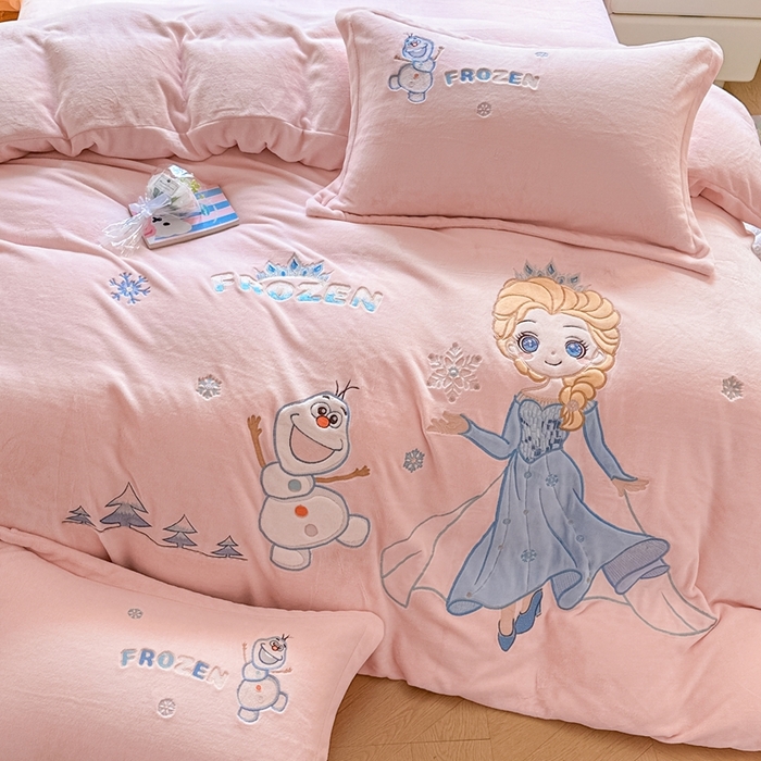 91家纺网 家纺一手货源 找家纺 金绣美居 2025新款卡通贴布绣款牛奶绒四件套-公主 公主粉