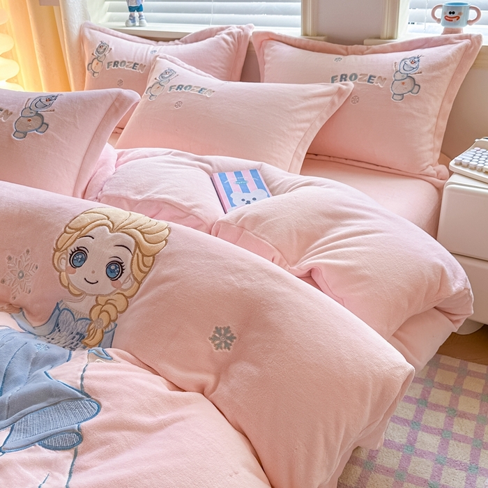 91家纺网 家纺一手货源 找家纺 金绣美居 2025新款卡通贴布绣款牛奶绒四件套-公主 公主粉