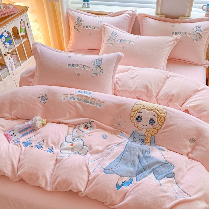 91家纺网 家纺一手货源 找家纺 金绣美居 2025新款卡通贴布绣款牛奶绒四件套-公主 公主粉