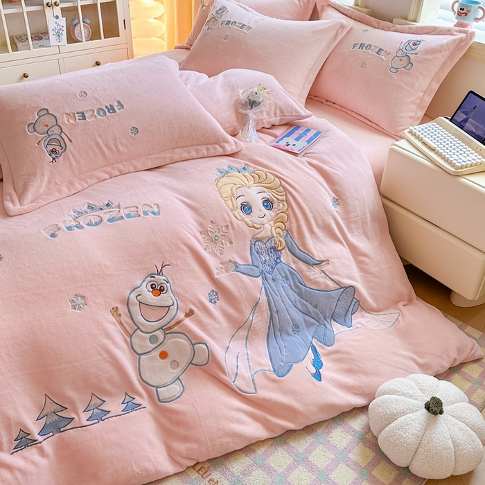 91家纺网 家纺一手货源 找家纺 金绣美居 2025新款卡通贴布绣款牛奶绒四件套-公主 公主粉