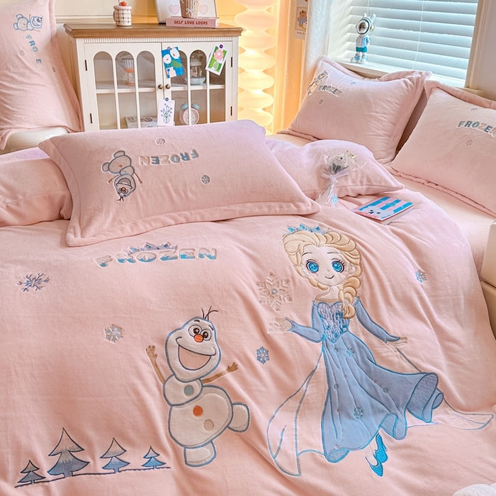 91家纺网 家纺一手货源 找家纺 金绣美居 2025新款卡通贴布绣款牛奶绒四件套-公主 公主粉