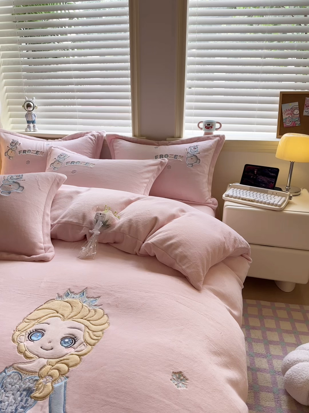 91家纺网 家纺一手货源 找家纺 金绣美居 2025新款卡通贴布绣款牛奶绒四件套-公主 公主粉