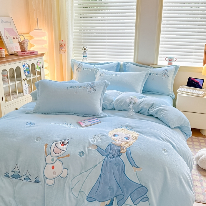 91家纺网 家纺一手货源 找家纺 金绣美居 2025新款卡通贴布绣款牛奶绒四件套-公主 公主蓝