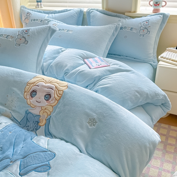 91家纺网 家纺一手货源 找家纺 金绣美居 2025新款卡通贴布绣款牛奶绒四件套-公主 公主蓝