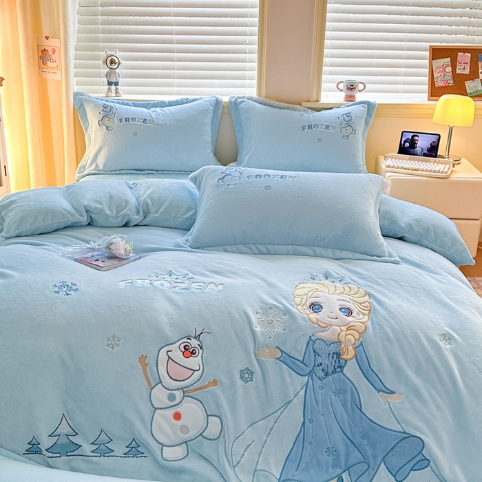 91家纺网 家纺一手货源 找家纺 金绣美居 2025新款卡通贴布绣款牛奶绒四件套-公主 公主蓝