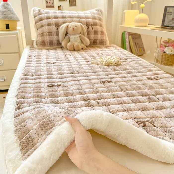 91家纺网 家纺一手货源 找家纺 家喜爱 2025新款暖绒边-加厚牛奶绒学生床褥-第二批 方格蝴蝶结