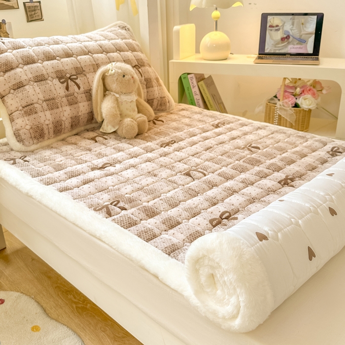 91家纺网 家纺一手货源 找家纺 家喜爱 2025新款暖绒边-加厚牛奶绒学生床褥-第二批 方格蝴蝶结