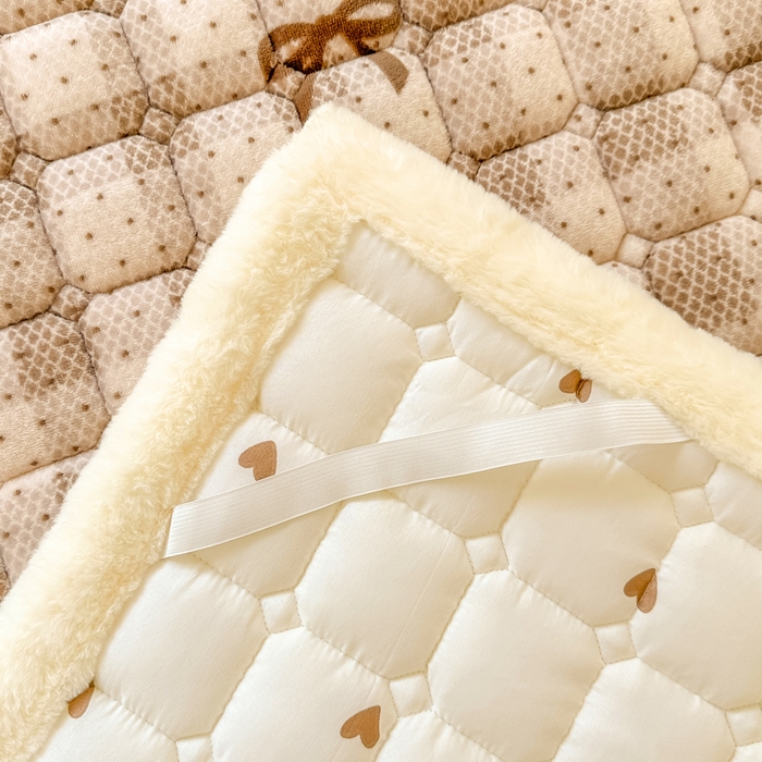 91家纺网 家纺一手货源 找家纺 家喜爱 2025新款暖绒边-加厚牛奶绒学生床褥-第二批 方格蝴蝶结