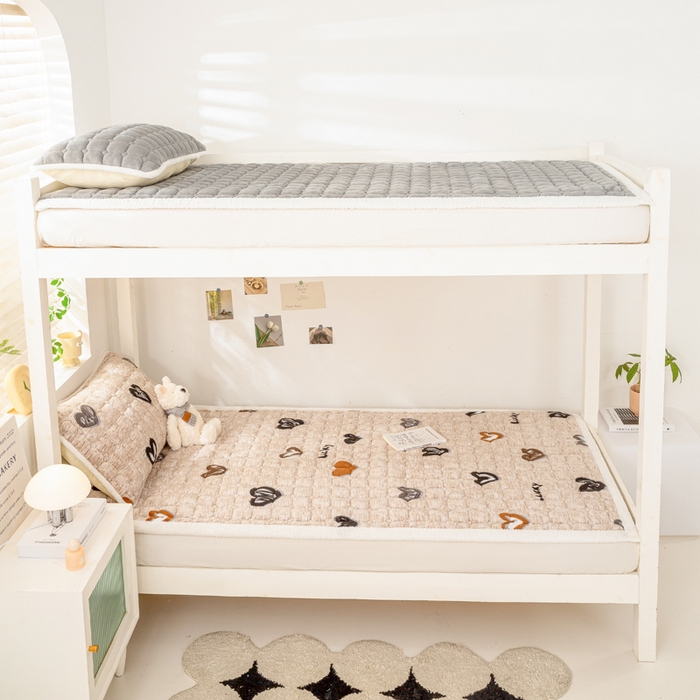 91家纺网 家纺一手货源 找家纺 家喜爱 2025新款暖绒边-加厚牛奶绒学生床褥-第二批 爱心咖