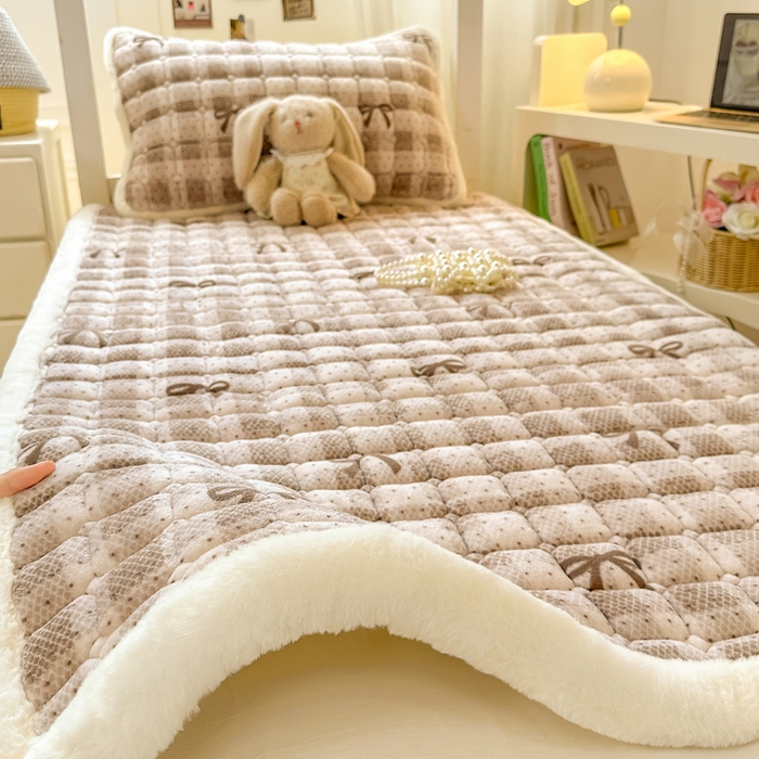 91家纺网 家纺一手货源 找家纺 家喜爱 2025新款暖绒边-加厚牛奶绒学生床褥-第二批 方格蝴蝶结