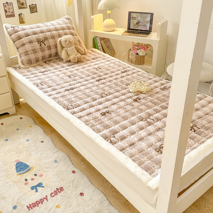 91家纺网 家纺一手货源 找家纺 家喜爱 2025新款暖绒边-加厚牛奶绒学生床褥-第二批 方格蝴蝶结