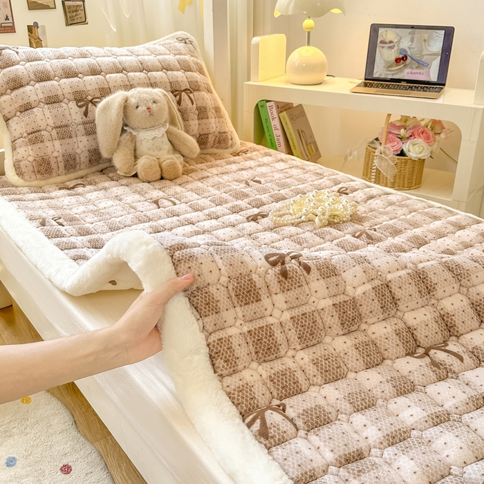 91家纺网 家纺一手货源 找家纺 家喜爱 2025新款暖绒边-加厚牛奶绒学生床褥-第二批 方格蝴蝶结