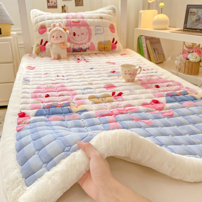 91家纺网 家纺一手货源 找家纺 家喜爱 2025新款暖绒边-加厚牛奶绒学生床褥-第二批 草莓布布