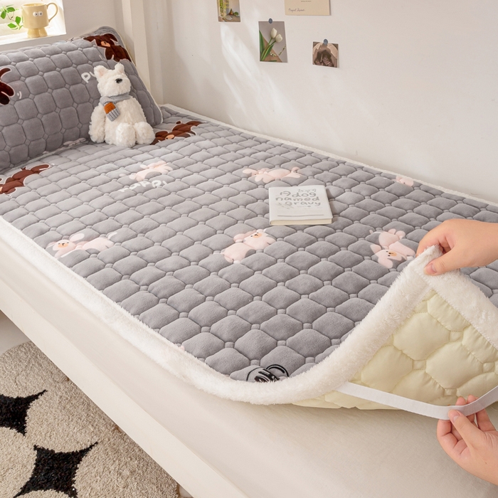 91家纺网 家纺一手货源 找家纺 家喜爱 2025新款暖绒边-加厚牛奶绒学生床褥-第二批 苟富贵-灰