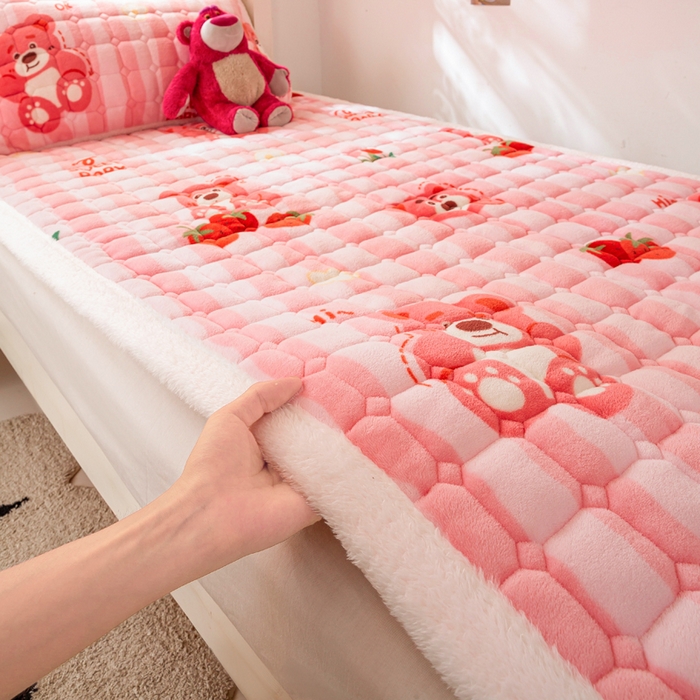 91家纺网 家纺一手货源 找家纺 家喜爱 2025新款暖绒边-加厚牛奶绒学生床褥-第二批 草莓熊