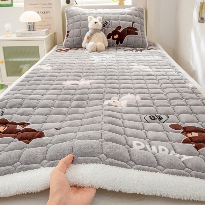 91家纺网 家纺一手货源 找家纺 家喜爱 2025新款暖绒边-加厚牛奶绒学生床褥-第二批 苟富贵-灰