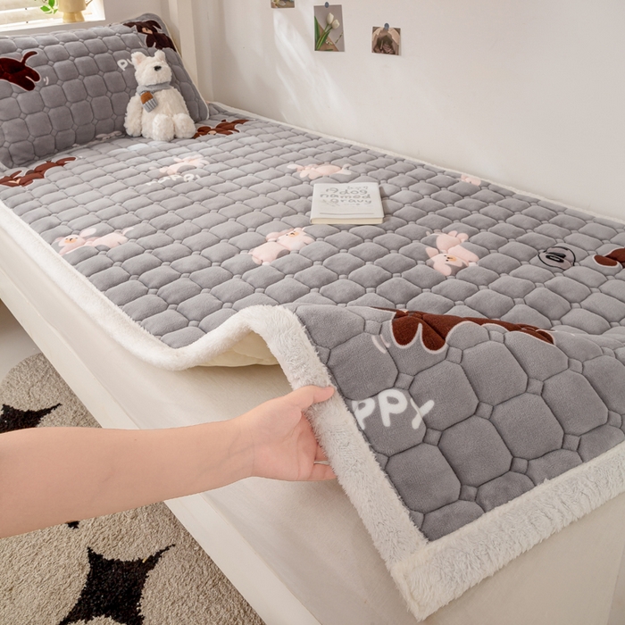 91家纺网 家纺一手货源 找家纺 家喜爱 2025新款暖绒边-加厚牛奶绒学生床褥-第二批 苟富贵-灰