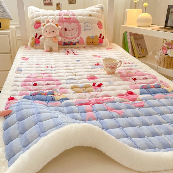 91家纺网 家纺一手货源 找家纺 家喜爱 2025新款暖绒边-加厚牛奶绒学生床褥-第二批 草莓布布