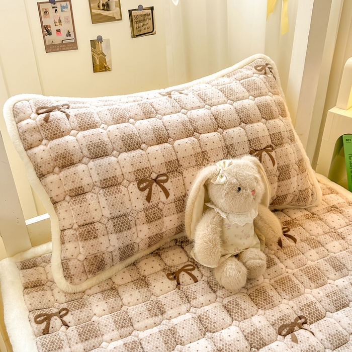 91家纺网 家纺一手货源 找家纺 家喜爱 2025新款暖绒边-加厚牛奶绒学生床褥-第二批 方格蝴蝶结