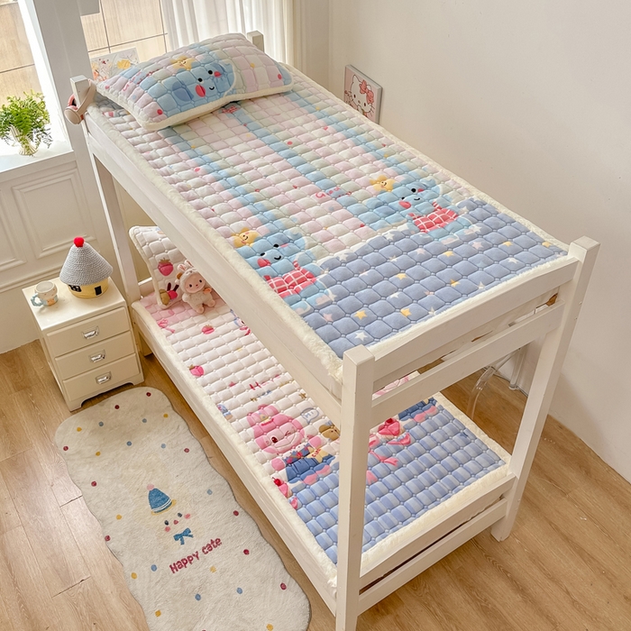 91家纺网 家纺一手货源 找家纺 家喜爱 2025新款暖绒边-加厚牛奶绒学生床褥-第二批 草莓布布