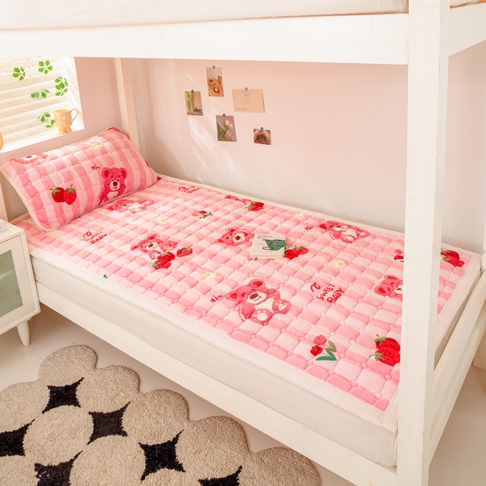 91家纺网 家纺一手货源 找家纺 家喜爱 2025新款暖绒边-加厚牛奶绒学生床褥-第二批 草莓熊